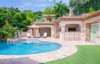 Calm Riviera Holiday Home