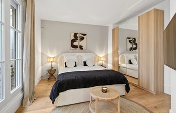 Gracious Paris Holiday Home