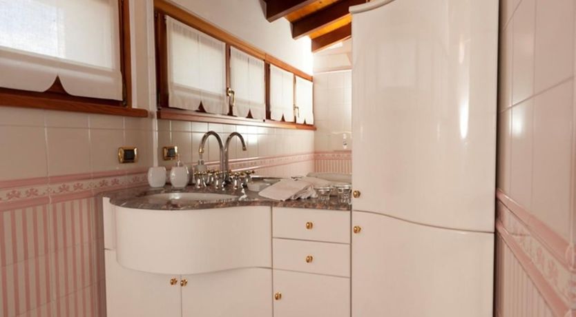 Photo of Lakes & Mountains