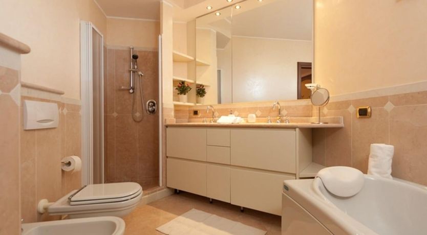 Photo of Lakes & Mountains