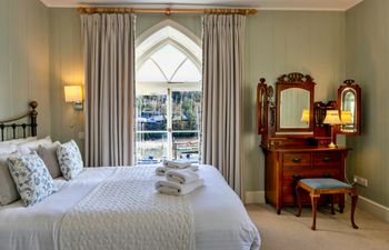 Waterside Calm Holiday Home