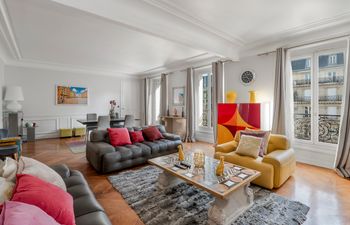Triumphant Paris Holiday Home