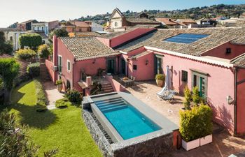 Pink Breeze Holiday Home