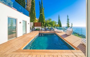 The Royal Crest Holiday Home