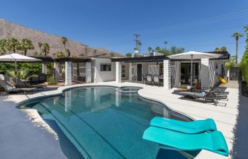 Desert Calm Holiday Home