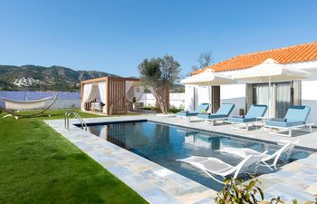 Blue View Peace Holiday Home