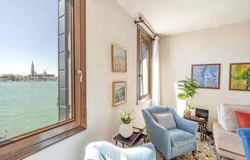 Lagoon Light Holiday Home