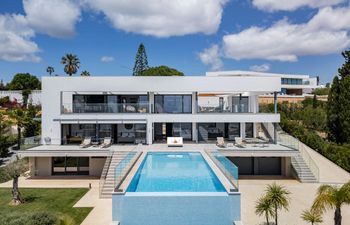 Graceful Shores Holiday Home