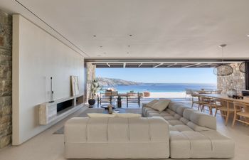Ocean Breeze & Sea Views Holiday Home