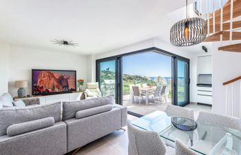 Vibrant Jewel Holiday Home