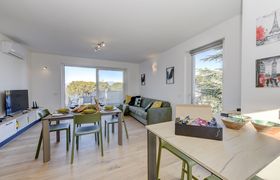 Photo of linger-by-the-lakefront