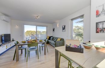 Linger by the Lakefront Holiday Home