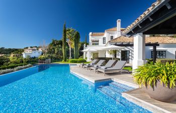 Sunsets in Style Holiday Home