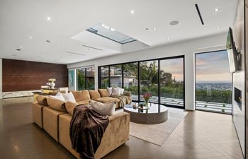 Hollywood Lights Holiday Home