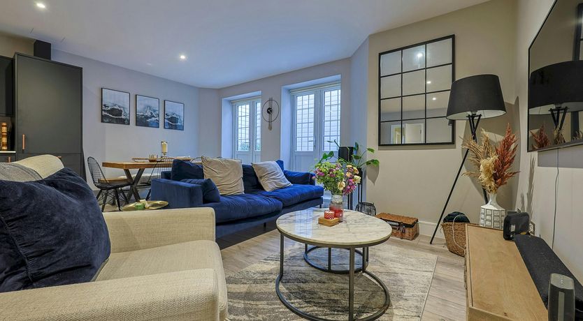 Photo of London Embrace