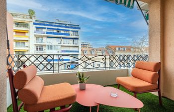 Croisette Strolls Holiday Home