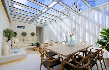 Cosmopolitan Scene Holiday Home