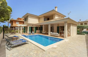 The Lively Coast Holiday Home