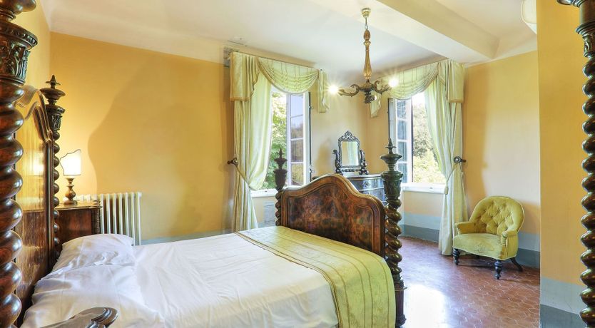 Photo of Chandelier & Vine