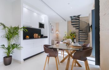 Vivid City View Holiday Home