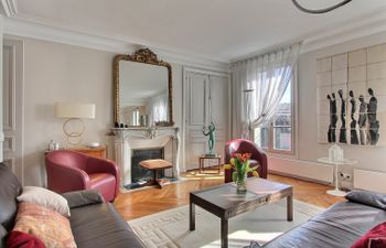 Elegant Promenade Holiday Home