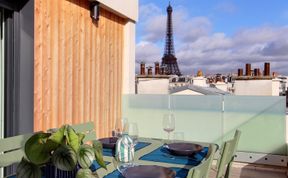 Photo of Eiffel Tower Horizon
