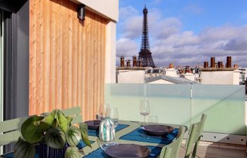 Eiffel Tower Horizon Holiday Home