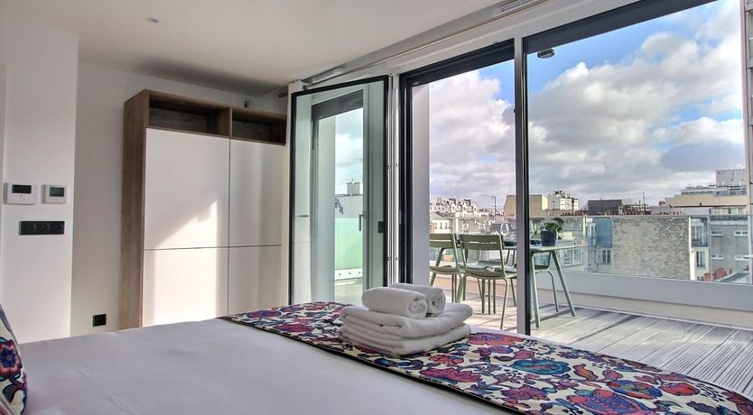 Photo of Eiffel Tower Horizon