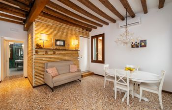 The Canal's Edge Holiday Home