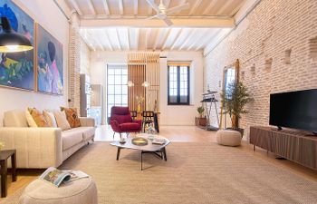 A Sunny Dawn Holiday Home