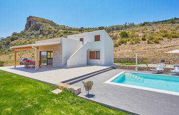 A Quiet Moon Holiday Home