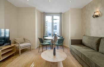 Parisian Leaf Holiday Home