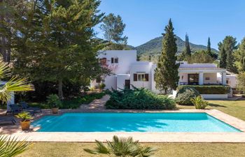 Hibiscus & Clay Holiday Home