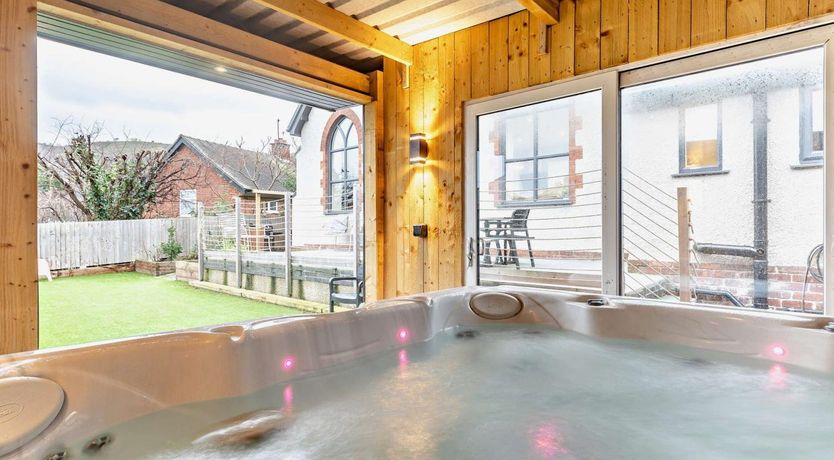 Photo of 6 Bed in Prestatyn