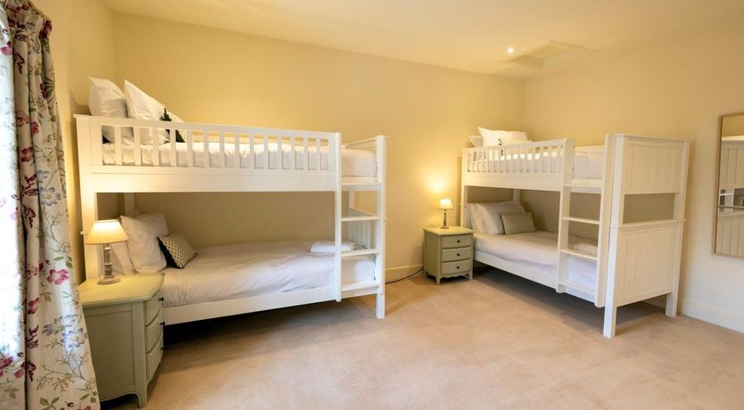 Photo of 5 Bed in Perth