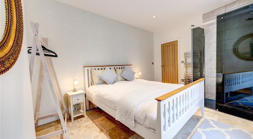 Photo of 2 Bed in Dartmouth