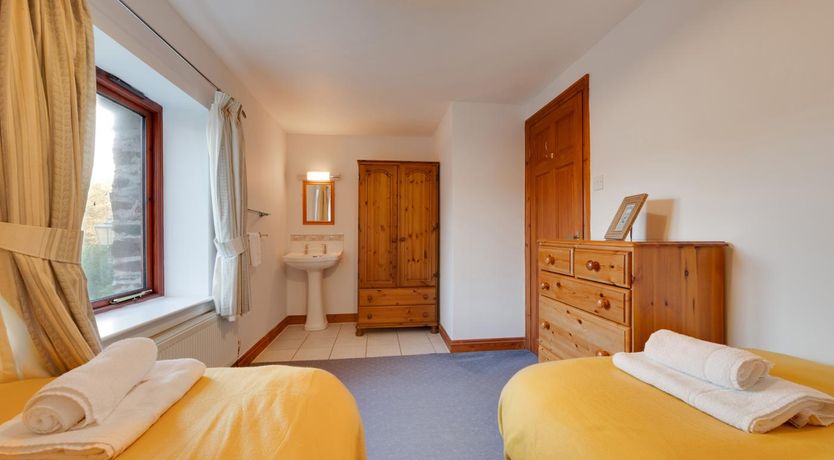 Photo of 4 Bed in Slapton,