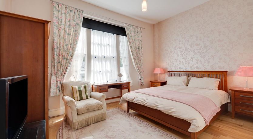 Photo of 5 Bed in Torquay