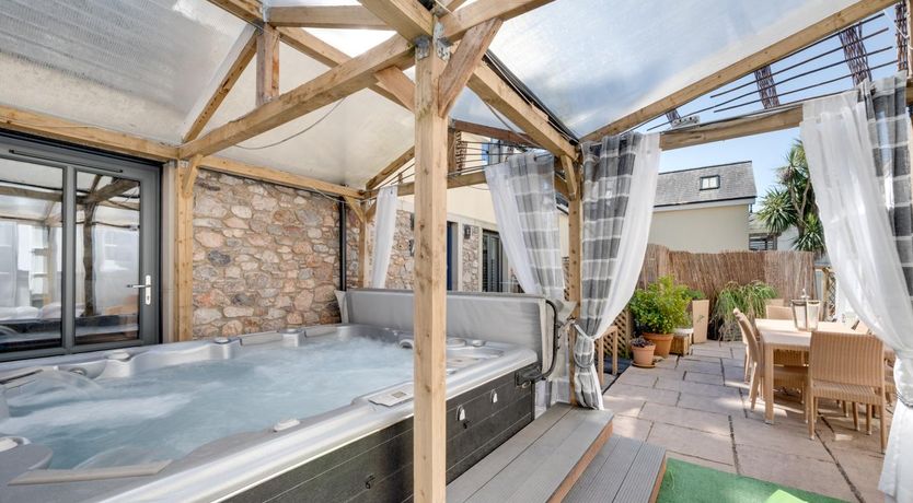 Photo of 5 Bed in Torquay