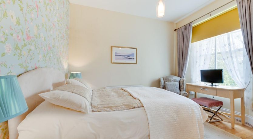 Photo of 5 Bed in Torquay