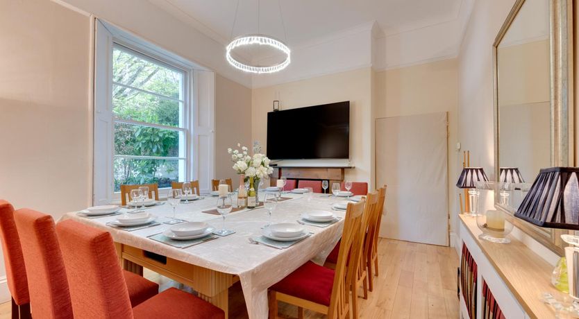 Photo of 5 Bed in Torquay