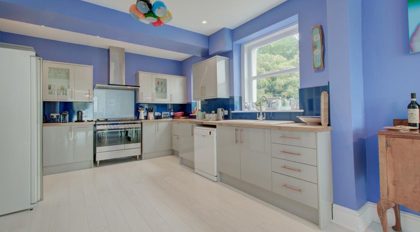 Photo of 4 Bed in Morcombelake