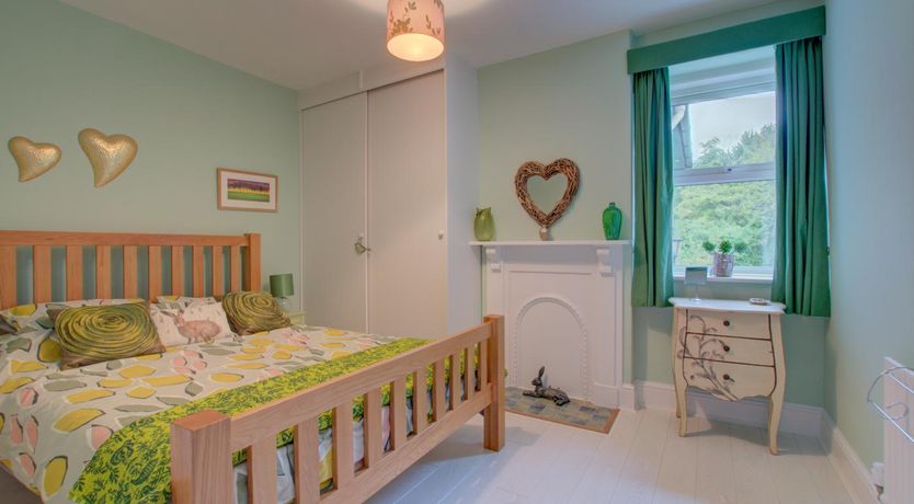 Photo of 4 Bed in Morcombelake