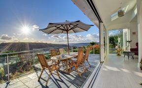 Photo of 4 Bed in Morcombelake
