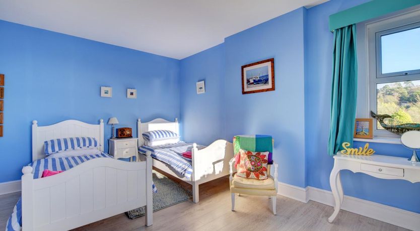 Photo of 4 Bed in Morcombelake