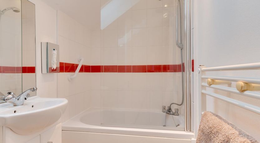 Photo of 3 Bed in Swansea Valley