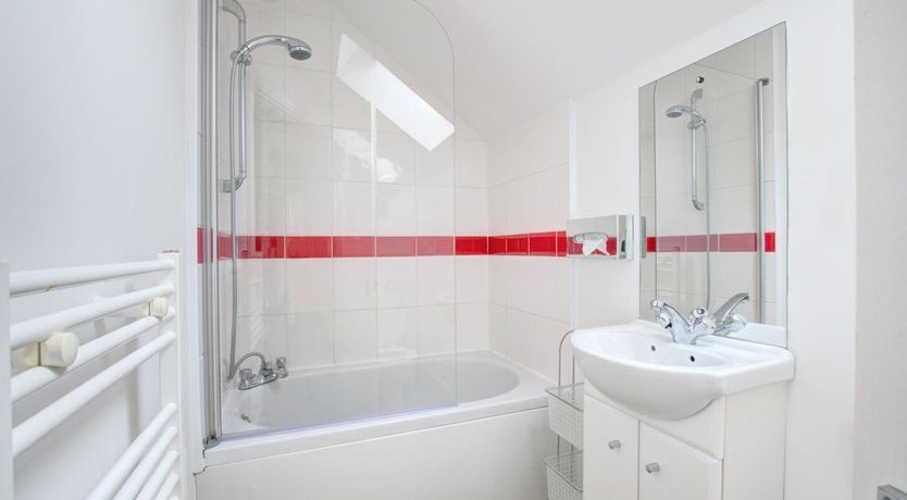 Photo of 3 Bed in Swansea Valley