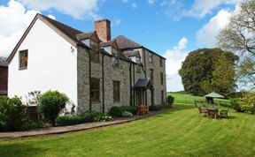 Photo of 5 Bed in Denbigh