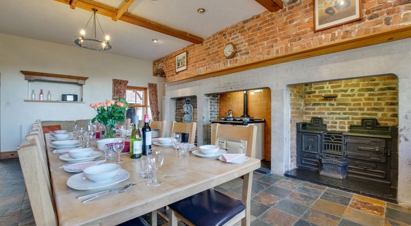 Photo of 5 Bed in Denbigh