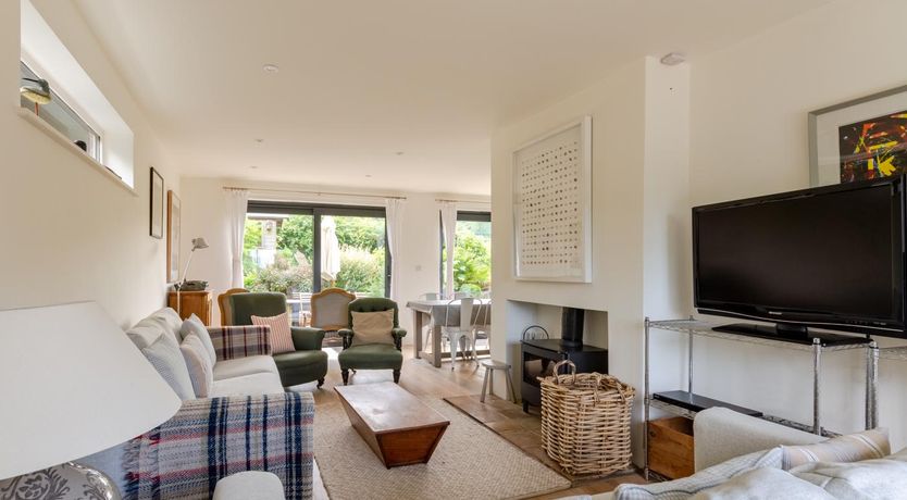 Photo of 6 Bed in Salthouse